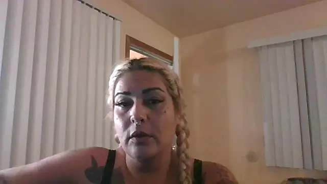 Snapshot of ShineyQuinn chatting on May 27, 4:09 am ShineyQuinn online show from May 27, 4:09 am