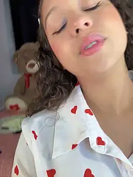 Snapshot of Shara_dreams chatting on February 3, 11:15 pm Shara dreams online show from February 3, 11:15 pm