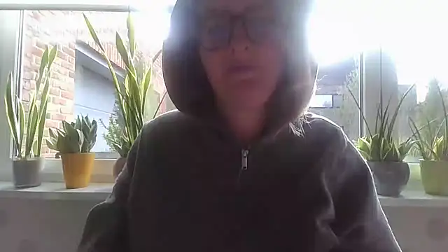 LiquidLeonie online show from March 25, 8:31 am