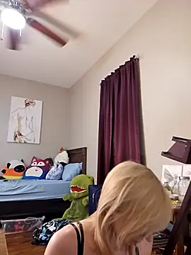 AmethystFoxx online show from March 18, 1:10 am