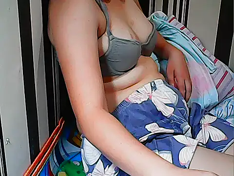 Snapshot of innocently_yours chatting on February 16, 9:15 am innocently yours online show from February 16, 9:15 am