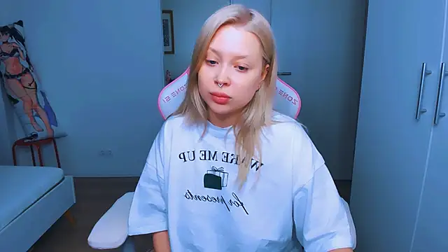 MonaLauu online show from December 5, 9:50 am