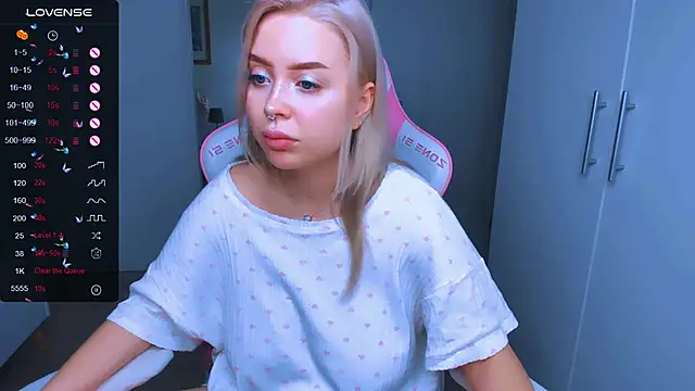 MonaLauu online show from December 28, 1:28 pm