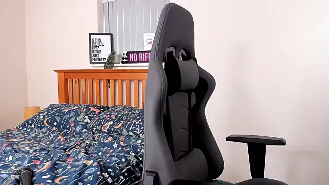 Snapshot of LucieWinters_UK chatting on March 19, 4:45 pm LucieWinters UK online show from March 19, 4:45 pm