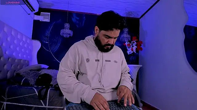 Snapshot of MichaelBear_ chatting on March 1, 11:34 am MichaelBear online show from March 1, 11:34 am