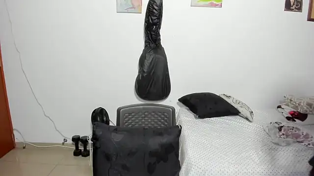 Snapshot of D-yanamilf chatting on September 18, 9:33 am D-yanamilf online show from September 18, 9:33 am