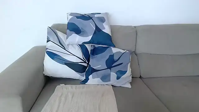 Snapshot of Linda1975 chatting on December 14, 10:53 am Linda1975 online show from December 14, 10:53 am