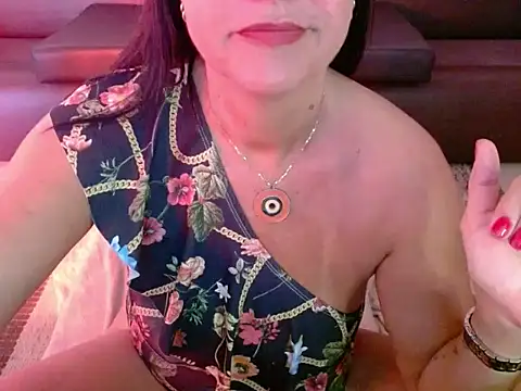 Snapshot of Linda1975 chatting on December 20, 11:06 am Linda1975 online show from December 20, 11:06 am