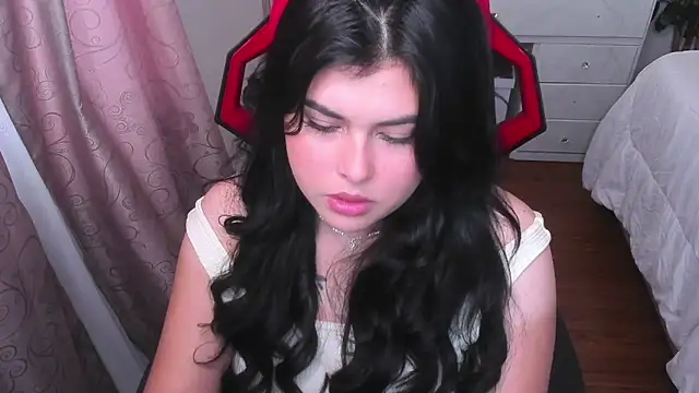 Alyaa s online show from February 10, 7:29 pm