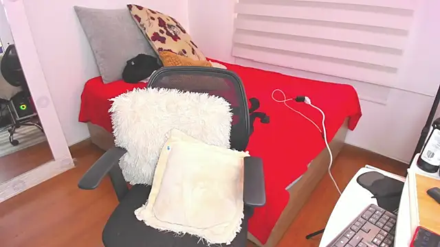 Snapshot of SharonVelvet chatting on January 3, 4:48 pm SharonVelvet online show from January 3, 4:48 pm