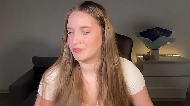Snapshot of EvaMaddison chatting on June 4, 7:42 pm EvaMaddison online show from June 4, 7:42 pm