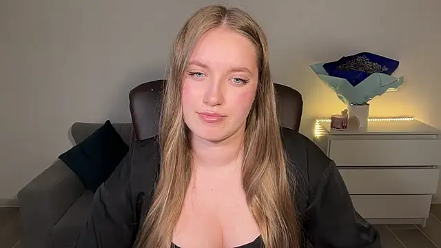 Snapshot of EvaMaddison chatting on June 5, 8:47 pm EvaMaddison online show from June 5, 8:47 pm