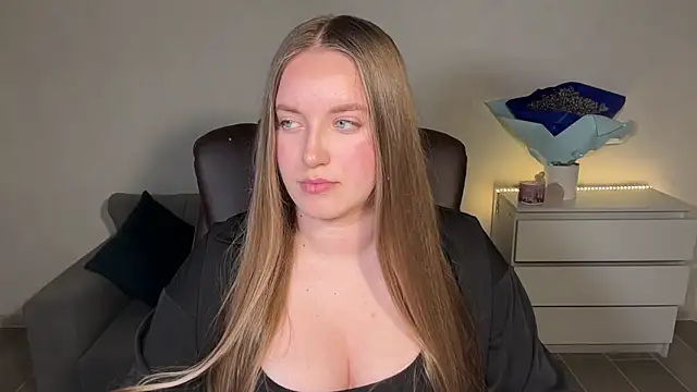 Snapshot of EvaMaddison chatting on June 6, 8:57 pm EvaMaddison online show from June 6, 8:57 pm