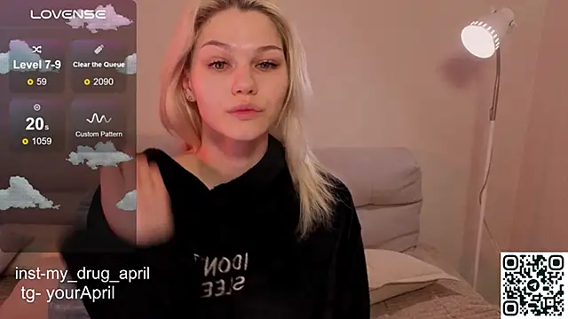 Snapshot of MyApril chatting on February 16, 7:43 pm MyApril online show from February 16, 7:43 pm