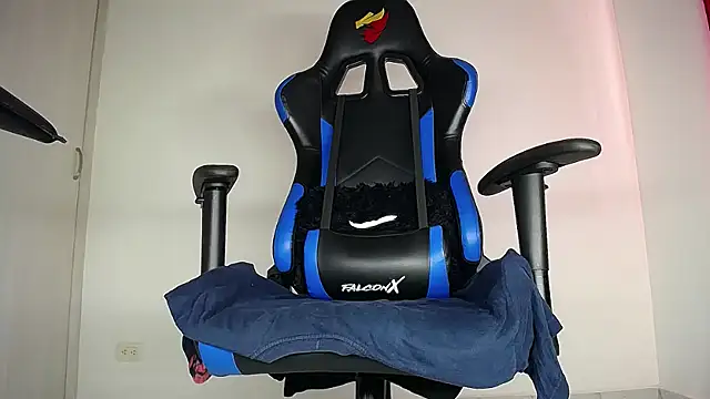 MAXJONES 2 online show from May 10, 3:50 pm