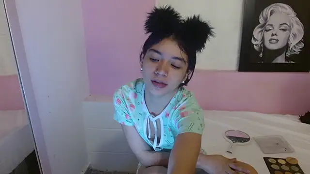 Snapshot of Sweetcristin chatting on April 27, 12:30 am Sweetcristin online show from April 27, 12:30 am