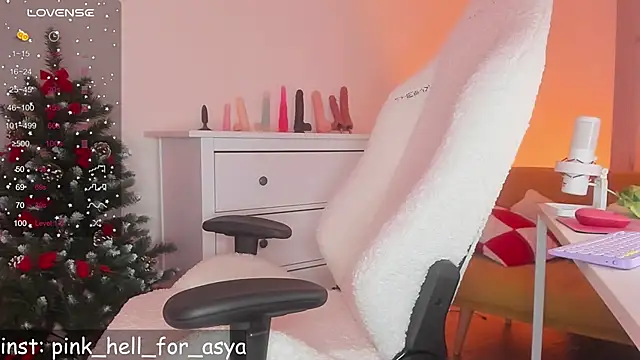 Snapshot of EmilyAden chatting on December 20, 9:06 pm EmilyAden online show from December 20, 9:06 pm