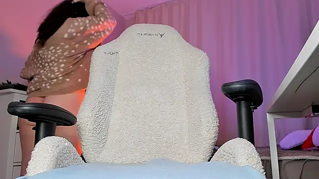 EmilyAden online show from December 1, 6:02 pm