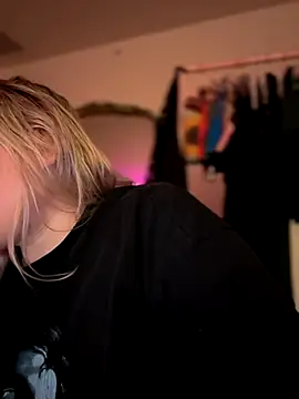 Snapshot of PiggyRose chatting on October 1, 12:27 am PiggyRose online show from October 1, 12:27 am