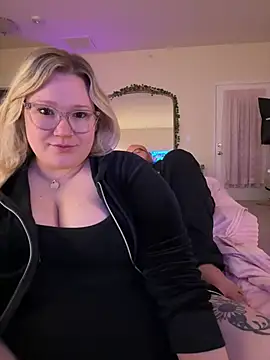 PiggyRose online show from March 27, 11:48 pm