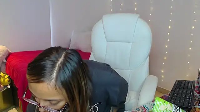 Snapshot of Gabi_morales chatting on October 27, 8:02 pm Gabi morales online show from October 27, 8:02 pm