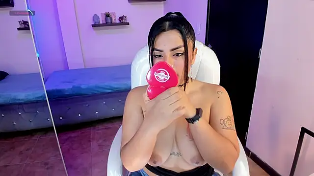 Snapshot of Catalinaa_martinez chatting on December 4, 11:13 pm Catalinaa martinez online show from December 4, 11:13 pm