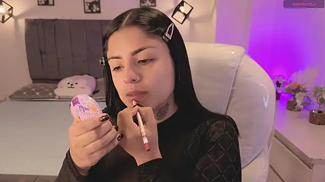Snapshot of Catalinaa_martinez chatting on October 19, 12:39 pm Catalinaa martinez online show from October 19, 12:39 pm