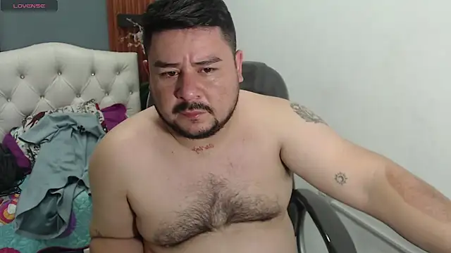 Snapshot of oso_dirty_ chatting on February 6, 2:20 pm oso dirty online show from February 6, 2:20 pm