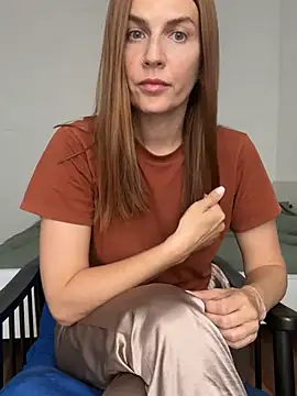 Snapshot of BritneyHall chatting on June 4, 11:05 am BritneyHall online show from June 4, 11:05 am