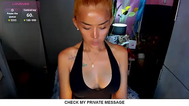 Snapshot of QuiinMollyXxX chatting on June 24, 4:11 am QuiinMollyXxX online show from June 24, 4:11 am