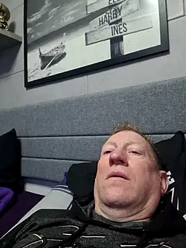 tomtom111111 online show from November 28, 1:25 pm