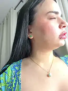 Snapshot of GeorginaJones chatting on February 5, 1:04 am GeorginaJones online show from February 5, 1:04 am