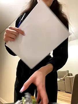 little belucci online show from December 4, 5:32 pm