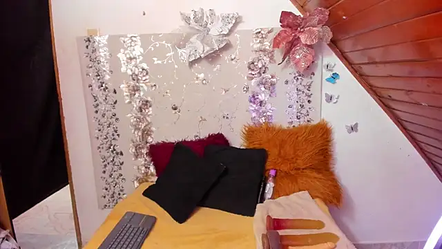 Hannaa32 online show from March 11, 8:31 pm