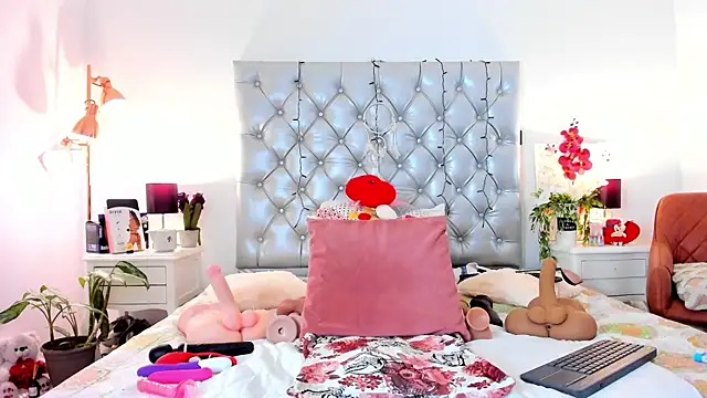 Snapshot of Anaa_Bellaa chatting on December 7, 12:35 pm Anaa Bellaa online show from December 7, 12:35 pm