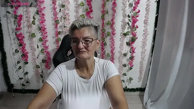 bety-cum2 online show from February 6, 7:40 pm