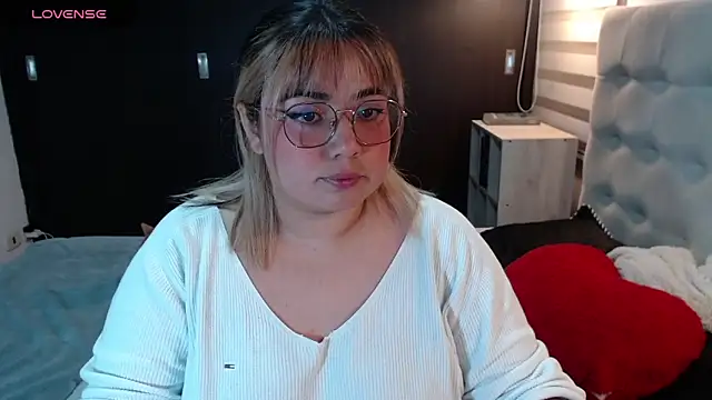 Snapshot of yini_angel chatting on May 20, 2:51 am yini angel online show from May 20, 2:51 am