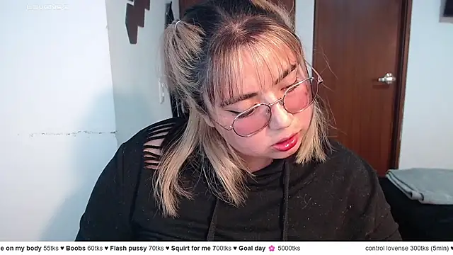Snapshot of yini_angel chatting on May 23, 3:01 am yini angel online show from May 23, 3:01 am
