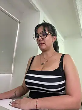 SWEETLILY18 online show from March 4, 9:32 pm