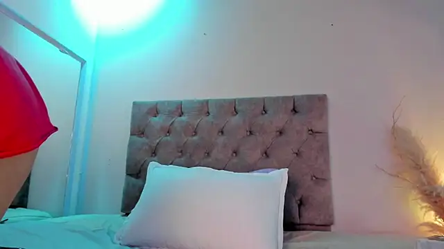 isa kiss online show from February 5, 12:21 pm