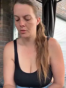 Snapshot of newMichelle chatting on June 2, 5:42 am newMichelle online show from June 2, 5:42 am