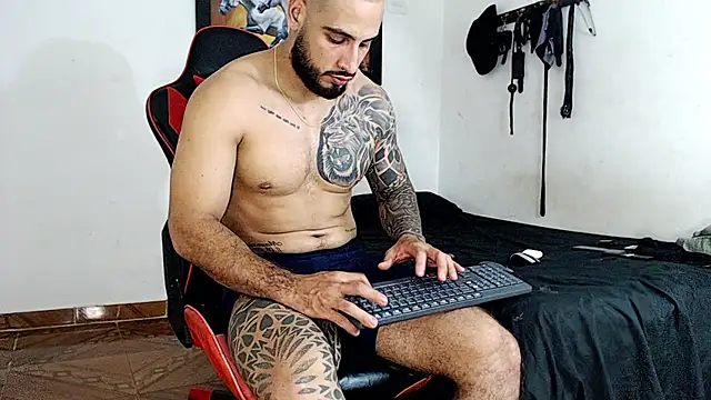 Snapshot of leonidas_18k chatting on December 8, 7:26 am leonidas 18k online show from December 8, 7:26 am
