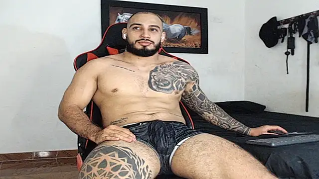 Snapshot of leonidas_18k chatting on December 11, 6:04 am leonidas 18k online show from December 11, 6:04 am