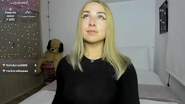 Snapshot of sophi_mooreno chatting on December 11, 3:35 am sophi mooreno online show from December 11, 3:35 am
