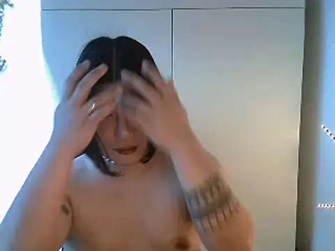 Snapshot of StrawberryWine07 chatting on February 9, 6:54 am StrawberryWine07 online show from February 9, 6:54 am