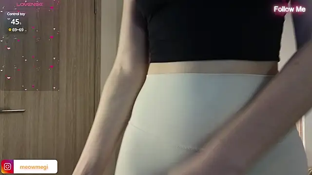 Snapshot of LisaSweetie chatting on December 7, 9:33 pm LisaSweetie online show from December 7, 9:33 pm