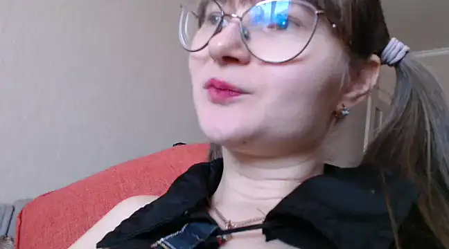Snapshot of KiraGoldens chatting on February 20, 5:12 am KiraGoldens online show from February 20, 5:12 am