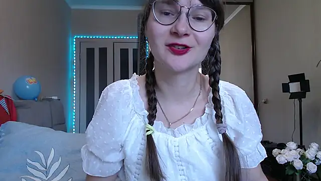 Snapshot of KiraGoldens chatting on September 21, 6:04 am KiraGoldens online show from September 21, 6:04 am