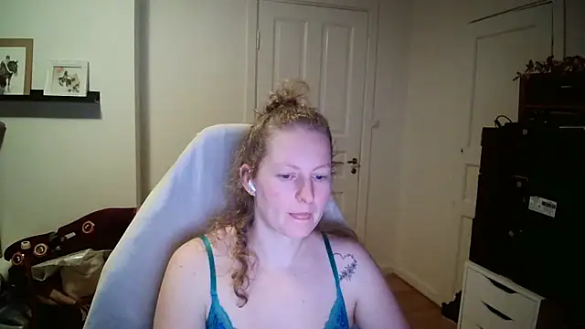 Snapshot of Girlnina-1995 chatting on February 2, 9:35 pm Girlnina-1995 online show from February 2, 9:35 pm