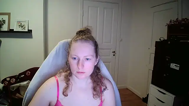 Snapshot of Girlnina-1995 chatting on February 3, 8:19 am Girlnina-1995 online show from February 3, 8:19 am